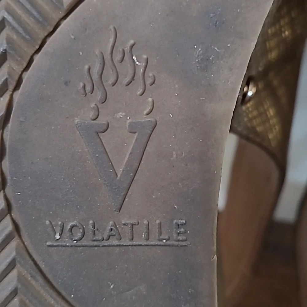 Volatile bronze ish